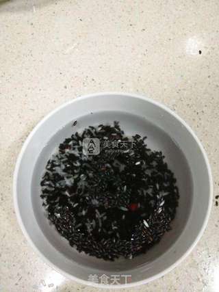 苹果黑米粥的做法步骤:2