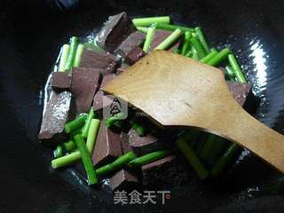 蒜薹炒鹅血的做法步骤：5