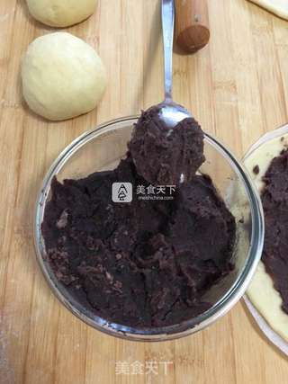 豆沙花朵面包的做法步骤:3