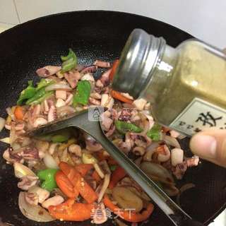 双椒爆鱿鱼的做法步骤:8