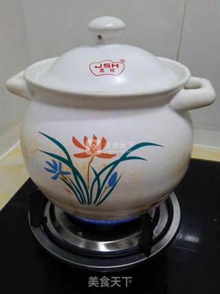 人参鹿茸鸡腿玉米虫草汤的做法步骤:2