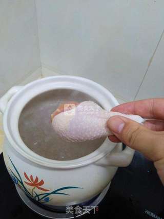 人参鹿茸鸡腿玉米虫草汤的做法步骤:3
