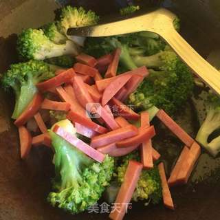西兰花炒香肠的做法步骤:6