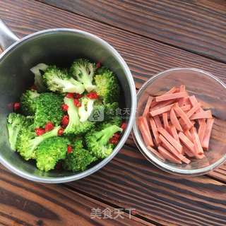 西兰花炒香肠的做法步骤:3