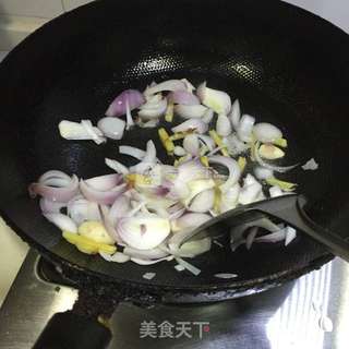 双椒爆鱿鱼的做法步骤:5