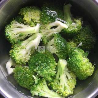 西兰花炒香肠的做法步骤:2
