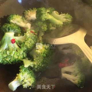 西兰花炒香肠的做法步骤:5