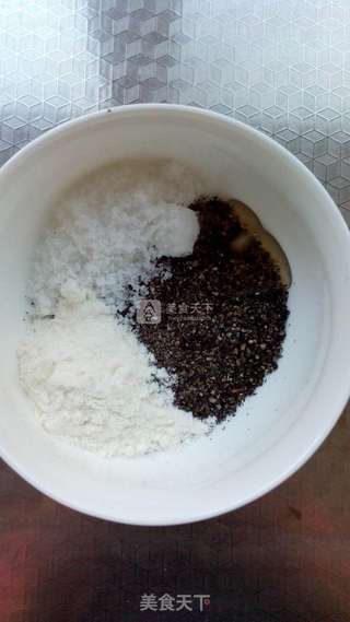 黑芝麻蜂蜜酥饼的做法步骤:2