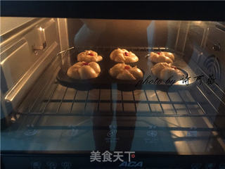 小花朵豆沙面包的做法步骤:17