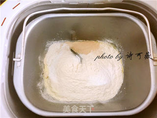 小花朵豆沙面包的做法步骤:2
