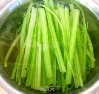 葱葱时蔬小杂炒的做法步骤:3