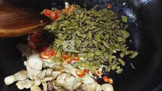 卜豆角炒五花肉的做法步骤:5