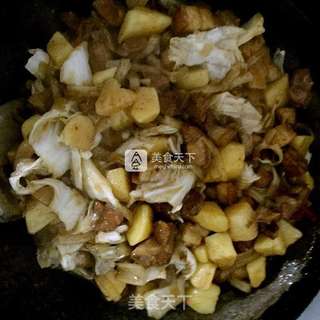 土豆白菜大肉炖粉条的做法步骤:7