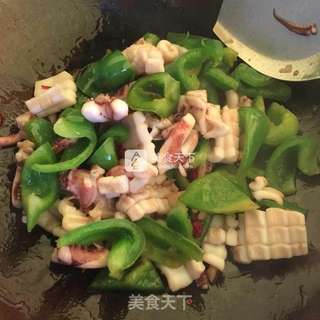 甜椒炒鱿鱼的做法步骤:9