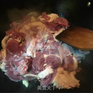 土豆焖鸭的做法步骤:6
