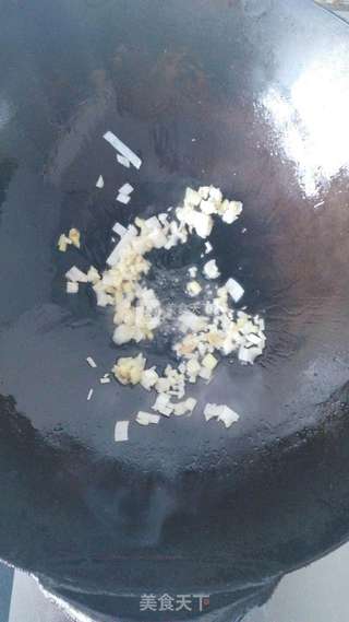 香菇炒通心粉的做法步骤:2