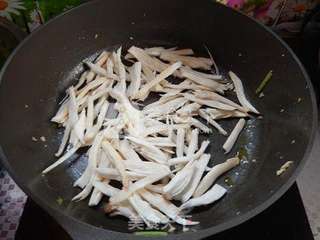 杏鲍菇炒肉丝的做法步骤:7