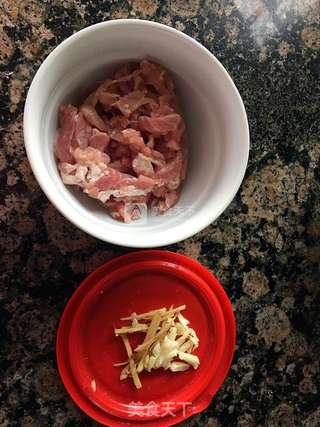 青椒肉丝的做法步骤:2