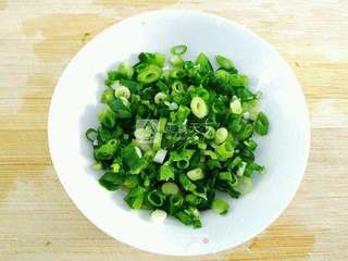 饺子皮版葱油饼的做法步骤:2