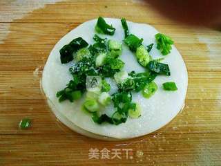 饺子皮版葱油饼的做法步骤：7