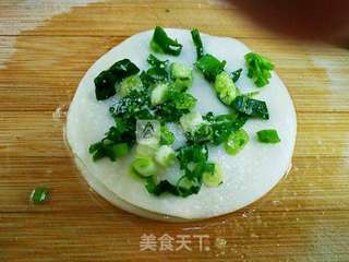 饺子皮版葱油饼的做法步骤:7