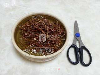 鸡骨草猪骨汤的做法步骤:2