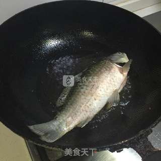 糖醋鲫鱼的做法步骤:2