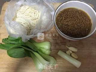 麻辣面的做法步骤：1
