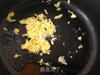 荠菜蛋炒饭的做法步骤：2