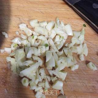 蒜香毛豆的做法步骤:2