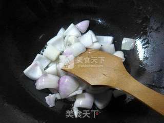 洋葱炒猪大肠的做法步骤：3