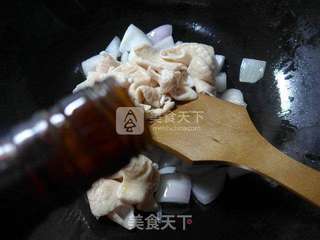 洋葱炒猪大肠的做法步骤：4