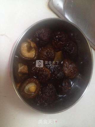 茭白烩香菇的做法步骤:2