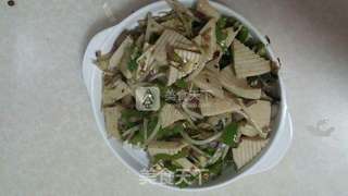 尖椒豆芽炒魔芋豆腐的做法步骤：4