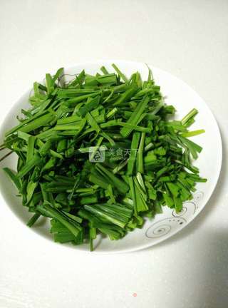 绿豆芽炒韭菜的做法步骤:2