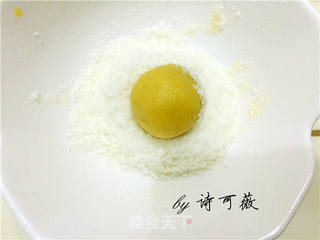 芝士蔓越莓夹心椰蓉球的做法步骤:7