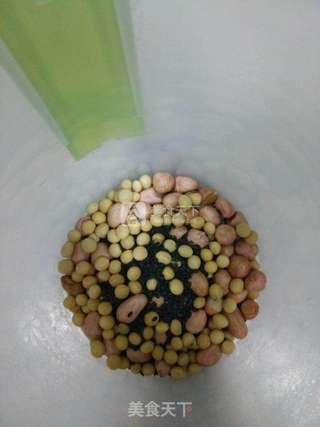 地瓜芝麻花生豆浆的做法步骤:2