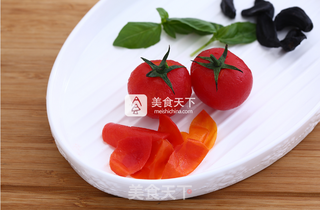 黑蒜番茄乳酪沙拉的做法步骤:2