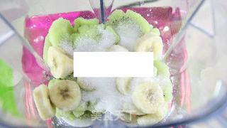 奇异果香蕉smoothie的做法步骤:2