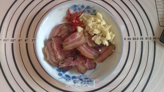 藜蒿炒腊肉的做法步骤:3