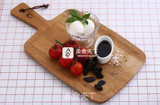黑蒜番茄乳酪沙拉的做法步骤：1