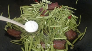 藜蒿炒腊肉的做法步骤:7