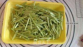 藜蒿炒腊肉的做法步骤:2