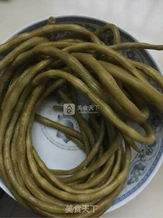 咸缸豆炒肉丁的做法步骤:2
