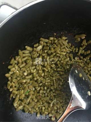 咸缸豆炒肉丁的做法步骤:10