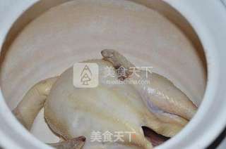 红菇鸡汤的做法步骤：2