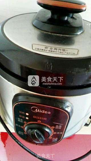 冰糖枸杞炖银耳的做法步骤：2