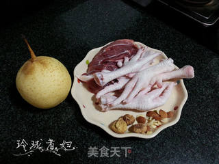 无花果雪梨煲猪展汤的做法步骤：1