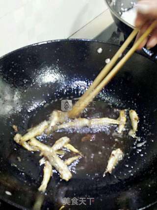 油炸小麻鱼的做法步骤:3
