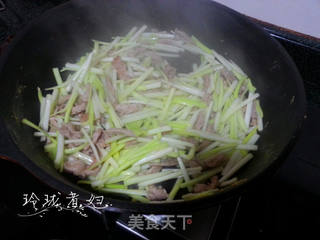  韭黄肉丝炒鸡蛋的做法步骤：4